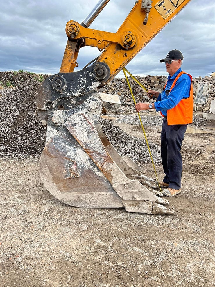 Aussie Buckets Measuring hydraulic thumb catch length